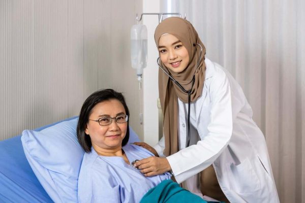 A female patient and a doctor